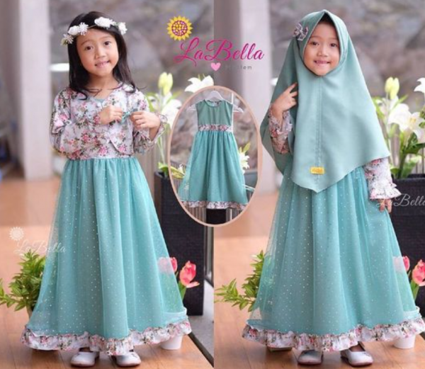 Hijab anak dengan motif marmer yang elegan